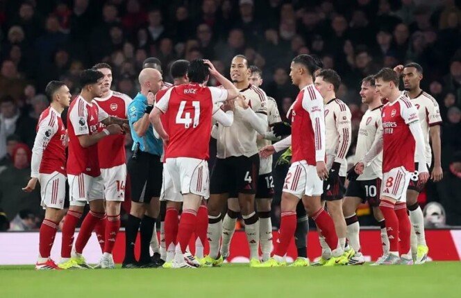 التعادل السلبي في قمة ليفربول وآرسنال بالدوري الإنجليزي: تحليل المباراة وأبرز اللقطات