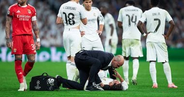 إصابة مرعبة تضطر راؤول أسينسيو للانتقال للمستشفى خلال مواجهة ريال مدريد أمام بنفيكا (فيديو)