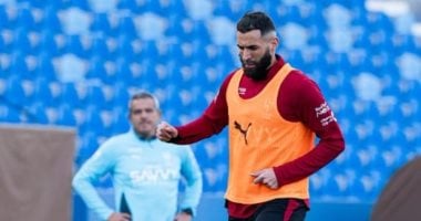 الهلال يؤكد غياب بنزيما عن مواجهة التعاون بسبب الإصابة