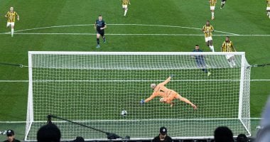 كلاسيكو الدوري السعودي: طرد وهدف في شوط أول مثير بين الهلال والاتحاد