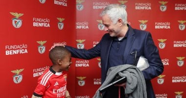 مورينيو يحتفل بطفل برتغالي لأسباب إنسانية مؤثرة