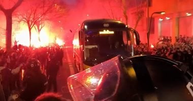 ألتراس برشلونة يتسبب في تكسير زجاج حافلة أتلتيكو مدريد قبل نصف نهائي الكأس