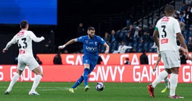 الهلال يسجل انتصارًا مهمًا على النجمة بهدف بنزيما في الشوط الأول