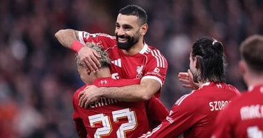 بدلاء ليفربول يحتفلون بهدف محمد صلاح المذهل ضد جالاتا سراي