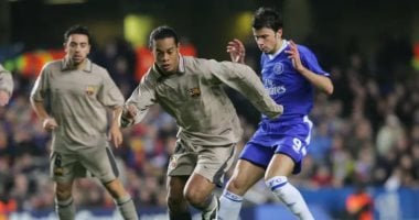 رونالدينيو يسجل هدفًا خادعًا في شباك تشيلسي بأسلوب مدفع الإفطار