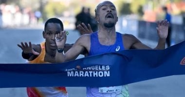 عداء أمريكي يحقق انتصاراً دراماتيكياً في ماراثون لوس أنجلوس بفارق 0.01 ثانية