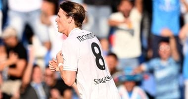 نابولي يسعى لتأمين خدمات مكتوميناي amid اهتمام الأندية الإنجليزية