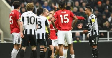 نيوكاسل يونايتد يتفوق على مان يونايتد في شوط أول مثير بالبريميرليج بفضل هدفين وطرد مفاجئ